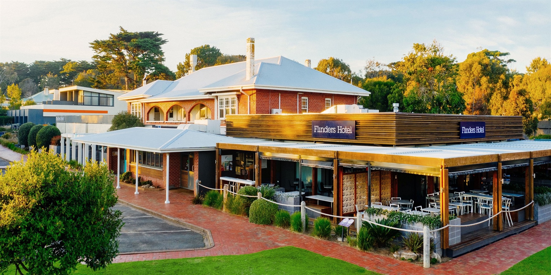 the deck bar and bistro, flinders hotel, flinders, mornington peninsula